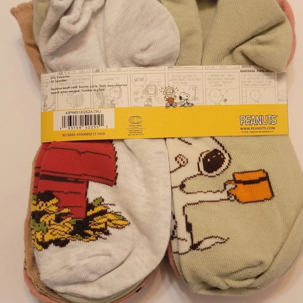 NEW Peanuts Snoopy Sweater Fall Thanksgiving Pumpkins Quarter 8 Socks Size 4-10